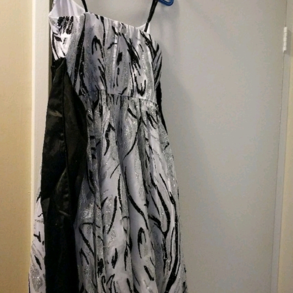 Silvery sparkly dress - Picture 2 of 3